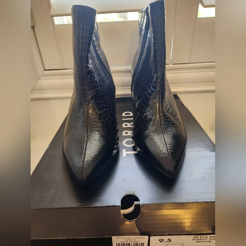 Torrid Black Faux Leather Snake Print Side Zip Pointed Toe Booties Size 9.5 WW - Picture 9 of 16